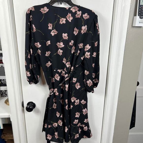 Bar III black and pink Floral-Print Wrap Dress. Size L - Picture 9 of 9